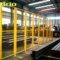 Clôture de protection industrielle Brio avec panneaux de sécurité en treillis soudé pour la protection des robots dans les usines automatisées