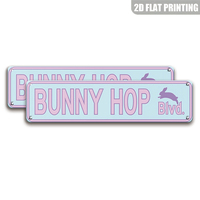 Decoración de pared de metal estilo letrero de calle vintage Bunny Hop Blvd en azul pastel y rosa