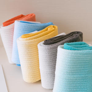 Design personnalisé Chaussettes Tie Dye Gradient Color Crew Length Chaussettes antidérapantes Yoga Pilates Logo brodé Motif floral - Product Image 4