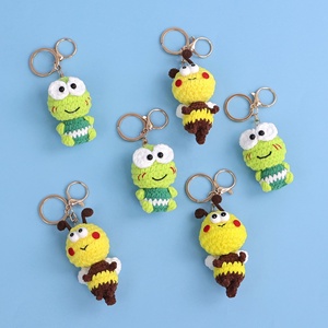 Producto Terminado: Adorables Adornos de Ganchillo Hechos a Mano de Ranas y Abejas Pequeñas, Pequeños Regalos de Cumpleaños - Product Image 1