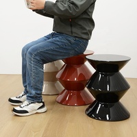 Le style design nordique est à la mode et simple Petit canapé Table d'appoint Tabouret Moderne Salon Table basse Multicolore