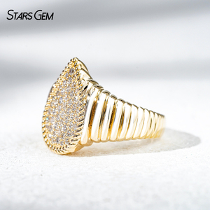 Anillo de Sello Vintage de Oro Amarillo de 10K con Diamante Cultivado en Laboratorio en Forma de Pera Baby Berlingot - Product Image 2