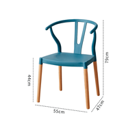 Chaise de salle à manger compacte en plastique pour la maison et le jardin, avec pieds en bois massif, idéale pour les espaces étroits