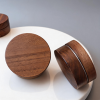 Pot cosmétique rond en aluminium doré avec couvercle à vis sécurisé en métal pour emballage de marque privée haut de gamme, idéal pour le bois de noyer
