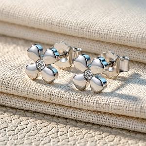 Pendientes Zoryn de Titanio Puro con Diseño de Trébol de Cuatro Hojas, Hipoalergénicos, Aptos para Perforaciones, Estilo Pañuelo para la Cabeza, Unisex - Product Image 1