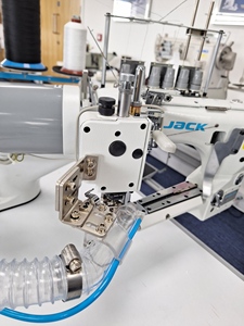 Machine à coudre industrielle à grande vitesse JACK 8740C à <span class=keywords><strong>quatre</strong></span> aiguilles et six fils pour sous-vêtements, tricots et vêtements - Product Image 4