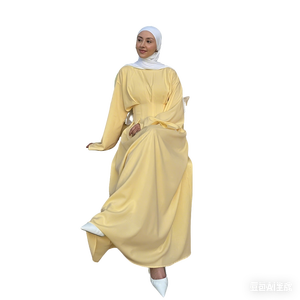 Conjunto Abaya Amarillo Mantequilla con Lazos en la Espalda, Manga Larga, Corte Holgado, Mangas Anchas Acampanadas, Diseño Liso, 100% Poliéster Transpirable - Product Image 2