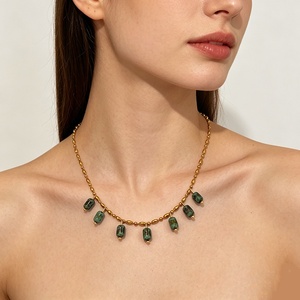 Collier ras du cou rétro style turquoise avec pampilles, en acier inoxydable plaqué or 18 carats, accent perle, idéal pour les vacances, cadeau pour femme - Product Image 4