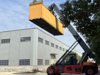 Chariot élévateur à conteneurs diesel 40/45 tonnes avec flèche télescopique pour conteneurs vides 20GP, 40GP, 40HQ en entrepôt