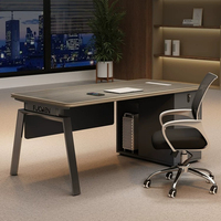 Bureau de travail, adapté au personnel de bureau. Mobilier de bureau simple et moderne. Convient aux bureaux des gestionnaires et des superviseurs