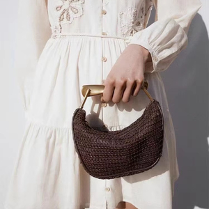 2025 nuevo bolso tejido con asa de metal, bolso tejido de hierba de media luna, diseño de nicho para bolso de playa de mujer - Product Image 1