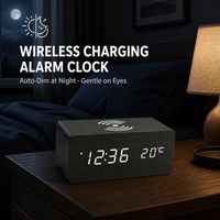 Jam Alarm Meja Digital LED Kayu Pintar Pengisian Daya Nirkabel Ornamen Suhu di Samping Tempat Tidur Diaktifkan Suara Motif Kayu Kustom