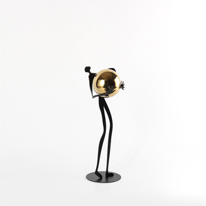 Sculptures en métal d'<span class=keywords><strong>art</strong></span> moderne les plus populaires pour la décoration de bureau, sculpture de figurine tenant la balle pour la décoration de la maison - Product Image 6