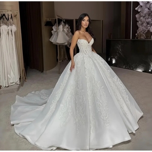 ชุดแต่งงานสีขาวประดับลูกปัดหรูหราแบบใหม่ปี 2025 คอวี แขนกุด เซ็กซี่ พองฟู สำหรับงานแต่งงาน Amanda Novias - Product Image 1