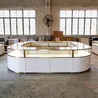 Vitrine à bijoux blanche haute brillance avec accents or champagne et éclairage LED pour magasin de détail moderne, centre commercial, boutique