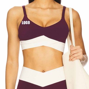 Haut court croisé pour <span class=keywords><strong>femme</strong></span> en polyester effet seconde peau, extensible dans les quatre sens, avec encolure en V et fines bretelles réglables, personnalisable avec logo OEM - Product Image 1