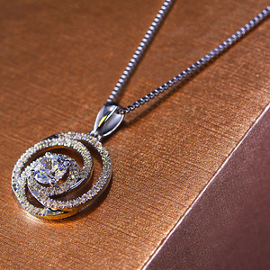 Collana con Ciondolo Rotondo per Donne, Design con Elemento Mobile al Centro, Accessorio da Collo per Uso Quotidiano - Product Image 6