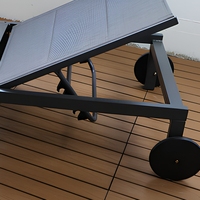 Chaise longue d'extérieur avec siège en toile, dossier réglable, roues, structure en métal noir pour piscine et patio