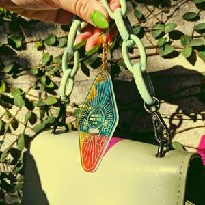 Vente en gros de porte-clés en acrylique avec logo personnalisé Porte-clés en acrylique avec dessin animé Porte-clés rétro pour hôtel - Product Image 5