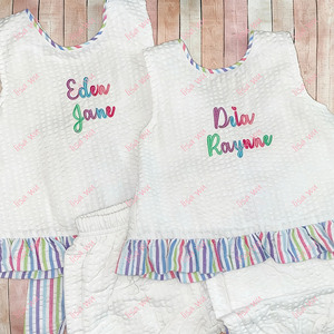 Set di <span class=keywords><strong>Abbigliamento</strong></span> Estivo per Bambine con Monogramma, Senza Maniche, Fiocco sul Retro, Righe Seersucker e Volant - Product Image 4