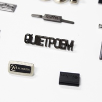 Étiquette de logo métallique personnalisée pour vêtements, étiquettes de marque gravées en alliage de zinc, étiquettes de vêtements personnalisées pour sacs et chaussures
