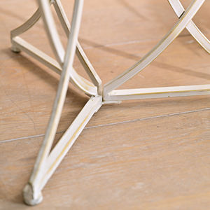 Ensemble de table basse ronde en bois sculpté de style européen INNOVA, design antique, 2 pieds en métal, pour le salon - Product Image 6