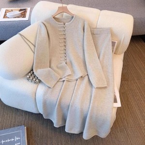 Conjunto de 2 Piezas de Moda Otoño/Invierno para Mujer, Suéter con Botones Estilo Chino y Falda de Color Sólido - Product Image 2