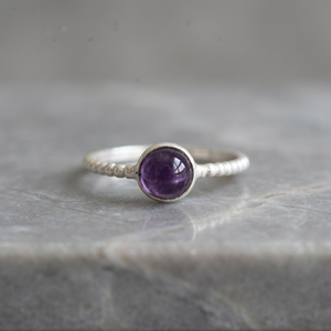 Anillo con Cabujón de Amatista en Plata de Ley 925 |   Joyería Minimalista Hecha a Mano con Piedras Preciosas para Venta al por Mayor - Product Image 1