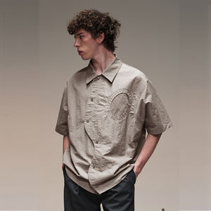 Camisa de Manga Corta Asimétrica con Botones, 100% Algodón, Estilo Urbano, Personalizada, con Patrón de Letras Tejidas para Hombre - Product Image 4