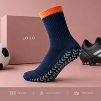 Chaussures de football Field Grip à semelle Chevron, ajustement sécurisé, bleu marine, avec bordure orange continue, profil fin, crampons renforcés, avec tableau des tailles