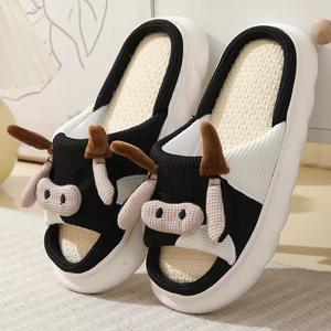 Vente en gros 2024 Chaussons en peluche doux et moelleux à imprimé animal (vache, cochon) pour femmes et hommes, avec semelle en PVC, pour intérieur et maison - Product Image 3