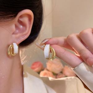 Boucles d'oreilles clous géométriques plaquées or en alliage de zinc, émail blanc émaillé, style français, bijoux de fête pour femmes - Product Image 3