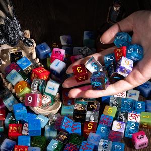 FACCUB <span class=keywords><strong>Custom</strong></span> in plastica nera trasparente a strati Glitter a 6 lati 16mm D6 in resina promozionale RPG D & D giochi a dadi gioco d'azzardo personalizzato - Product Image 4