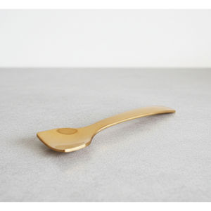 Cuillère doseuse de luxe pour shilajit, conçue pour une prise en main précise, favorise une routine de supplémentation propre et précise. - Product Image 3