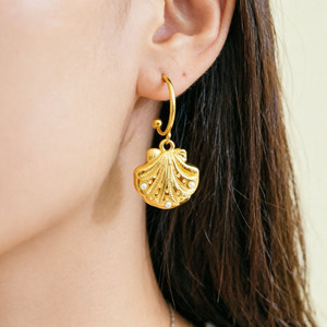 Pendientes de Acero Inoxidable de Alta Gama con Diseño Francés y Temática Marina Dorada para Mujer, Diseño Exclusivo con Conchas, Estrellas de Mar y Tortuga - Product Image 3