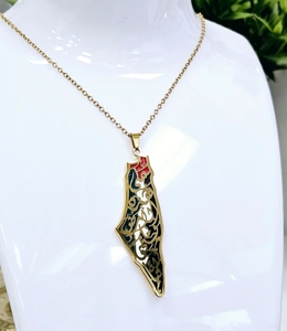 Collar con Forma de Mapa de Palestina en Acero Inoxidable de Inspire Jewelry - Joyería Islámica de Resina Epoxi con la Inscripción 'We Have on This Land' para Unisex - Product Image 3