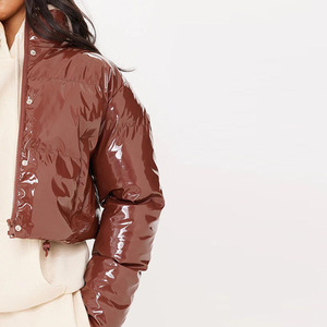 Manteau d'hiver personnalisé <span class=keywords><strong>en</strong></span> duvet de canard brillant de couleur chocolat pour femmes <span class=keywords><strong>veste</strong></span> courte <span class=keywords><strong>en</strong></span> <span class=keywords><strong>vinyle</strong></span> à bulles d'air - Product Image 3
