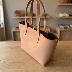BS INTERNATIONAL Pochette décontractée pour femme en cuir véritable, élégante, durable, légère, avec fermeture éclair, souple, imperméable, écologique, grande taille - Product Image 1