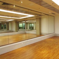 Miroir mural sans cadre pour salle de sport et studio de danse, en verre trempé de qualité garantie, prix usine abordable, usage commercial