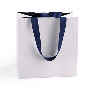 Sacola de compras de papelão branco com alça de fita de luxo personalizada, sacola de presente de papel impressa personalizada com seu próprio logotipo
