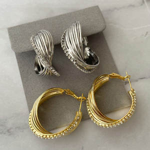 Zomer 2025 Nieuwe Stijl Sprankelende Pave Zirkoon Oorbellen S-Vormige Hoepel Oorbellen Messing Letter Oorbellen - Product Image 1