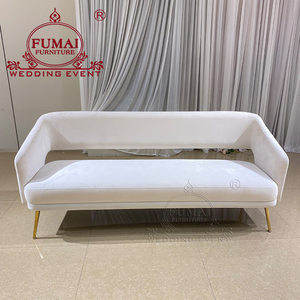 Sofá de Cuero Sintético Blanco FUMAI FURNITURE con Patas Doradas Cónicas, Diseño Moderno y Contemporáneo, Respaldo Sólido, Muebles para Interiores de Hotel - Product Image 3