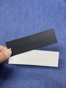 Sang Trọng Tùy Chỉnh Quần Áo Treo Thẻ Giấy Thời Trang Túi Màu Đen Và Trắng In Ấn Giấy Treo Nhãn - Product Image 3