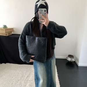 Sac fourre-tout et hobo en cuir tressé à la main, grande capacité, carré vertical, couleur unie, pour femme, collection automne 2025, avec poche zippée, usage quotidien - Product Image 3