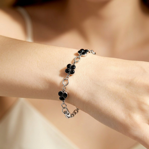 Bracelet chaîne fleur en argent 925 et onyx noir pour femme, bijou minimaliste pour tous les jours - Product Image 1