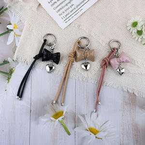Nouveau design, porte-clés en métal avec pompon mignon en forme de cœur, pendentif pour coque de téléphone, décoration, porte-clés en cuir avec nœud, vente en gros - Product Image 3