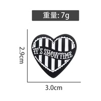 Groothandel Metal Cartoon Pins Eenvoudige Engelse Letter Pin Creatieve Zwart-Witte Gestreepte Hart Broche Pin Persoonlijke Accessoires