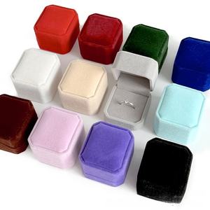 Caja de almacenamiento de exhibición de anillo de terciopelo de <span class=keywords><strong>compromiso</strong></span> de boda con logotipo personalizado caja de pendientes de franela cuadrada embalaje de regalo de joyería de plástico - Product Image 1