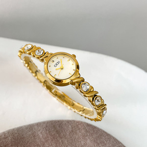 Montre à quartz pour femme de luxe légère et haut de gamme, cadran en verre, affichage à aiguilles, design délicat et compact, bracelet en alliage, résistance à l'eau 3 BAR - Product Image 2