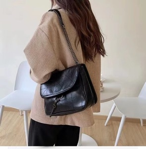 ZA Bolso bandolera de cuero PU negro para mujer, bolso de hombro suave con cadena para uso diario, viaje a rayas, moda nacional - Product Image 5